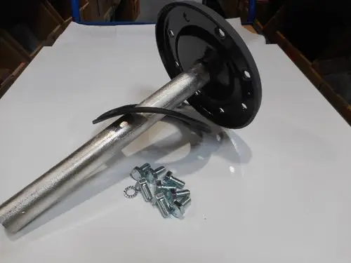 Seitenflansch mit Anode und Dichtung, bestehend aus einem metallischen Rohr mit schwarzer Flanschplatte, verwendet in Remeha-Produkten. Enthalten sind auch Befestigungselemente.